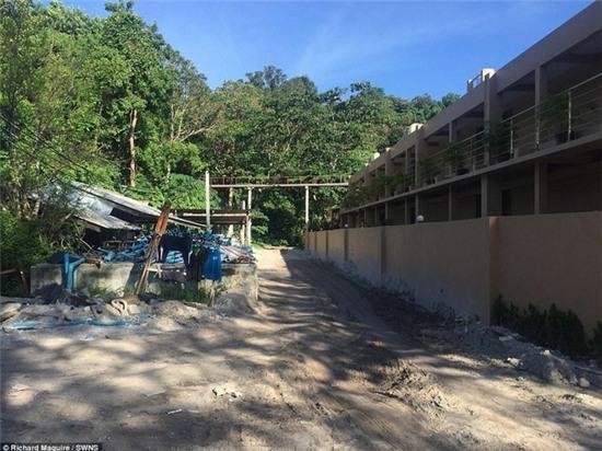 Ngỡ là bỏ tiền đến chốn thiên đường của Thái Lan, cặp du khách Anh ngã ngửa vì lạc vào xứ sở rác thải - Ảnh 7.