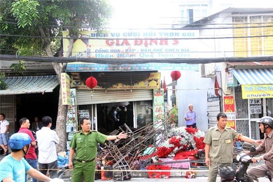 Cha chet chay trong tu the che cho con gai hinh anh 1