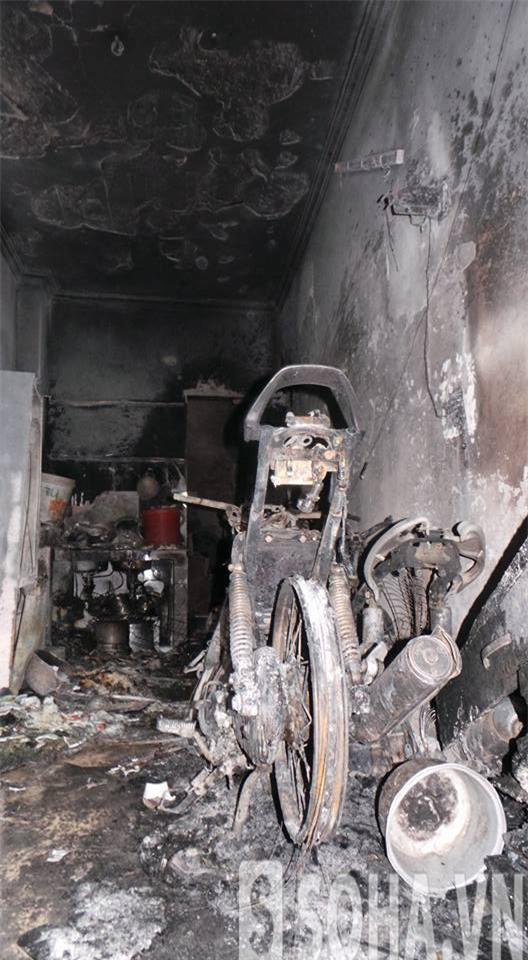 Chiếc xe còn trơ khung sau vụ cháy