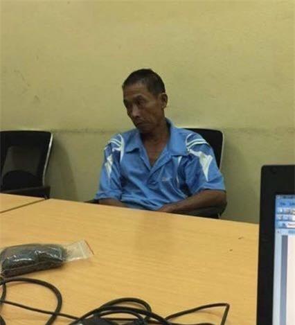 Ông Bình còng tại cơ quan công an.