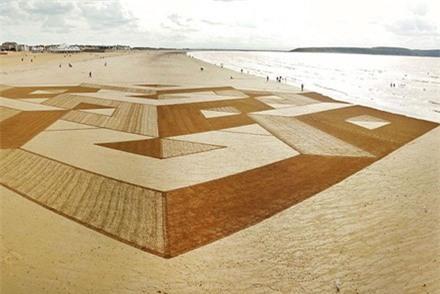 Nhung buc tranh cat khong lo ve 'toc hanh' tren bai bien hinh anh 11