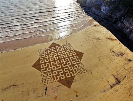 Nhung buc tranh cat khong lo ve 'toc hanh' tren bai bien hinh anh 2