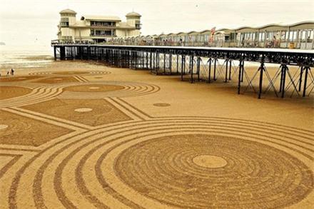 Nhung buc tranh cat khong lo ve 'toc hanh' tren bai bien hinh anh 7