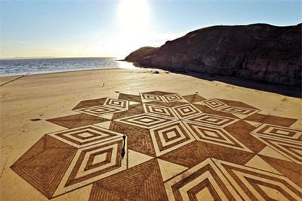 Nhung buc tranh cat khong lo ve 'toc hanh' tren bai bien hinh anh 8