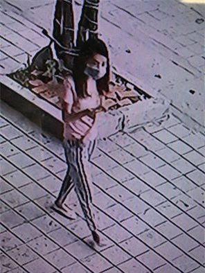 Camera ghi canh co gai trom xe LX hinh anh 1