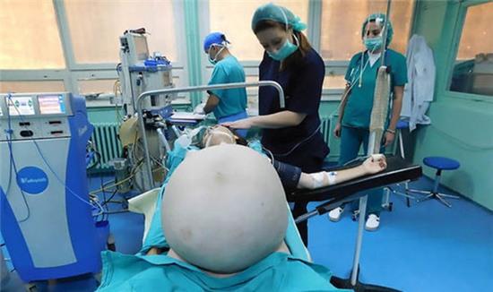 Người phụ nữ mang thai khối u nặng tới 31kg nhiều năm liền trong bụng - Ảnh 1.
