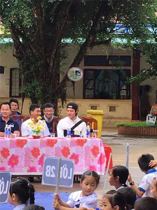 Sao nhí một thời Yeo Jin Goo điển trai, giản dị xuất hiện tại một trường học ở tỉnh Quảng Trị - Ảnh 1.