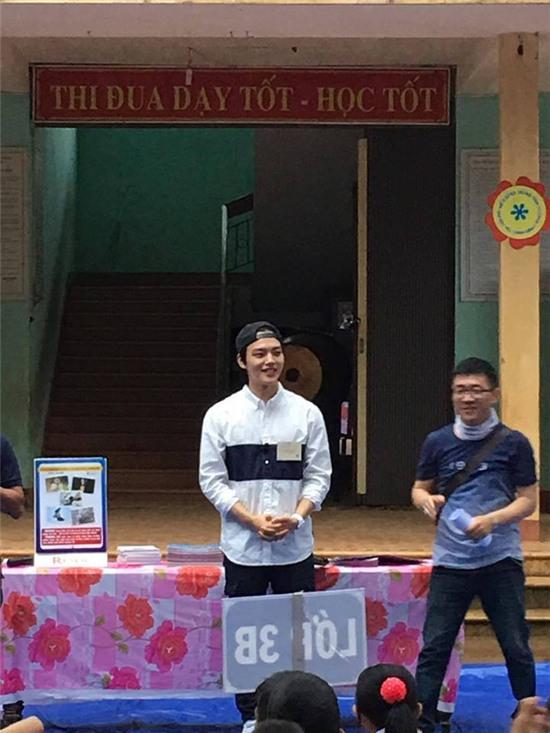 Sao nhí một thời Yeo Jin Goo điển trai, giản dị xuất hiện tại một trường học ở tỉnh Quảng Trị - Ảnh 2.