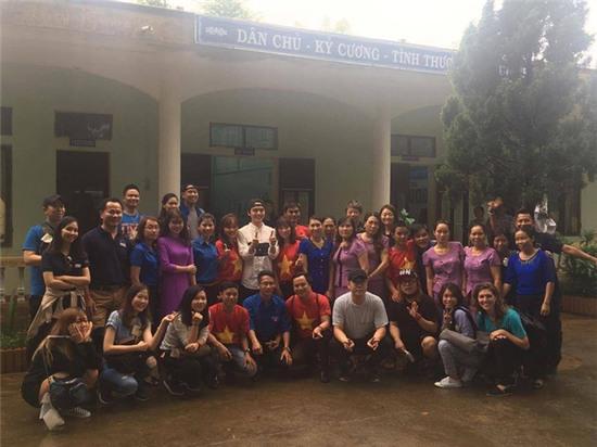 Sao nhí một thời Yeo Jin Goo điển trai, giản dị xuất hiện tại một trường học ở tỉnh Quảng Trị - Ảnh 4.