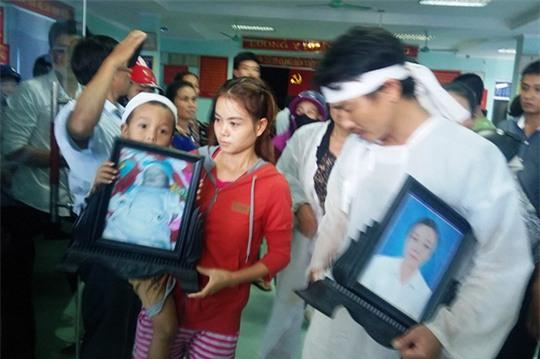 Gia đình mang di ảnh mẹ con sản phụ tới bệnh viện đòi các cơ quan chức năng sớm công bố nguyên nhân tử vong