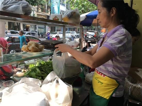 Quan 'bun cha Obama' bi to ban, xem thuong khach hang hinh anh 2