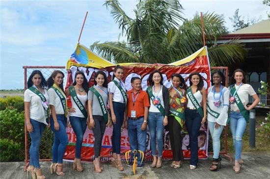 Hoa hậu Trái Đất 2016 hay Hoa hậu Hội Chợ mà có tấm băng rôn cũng nhăn nheo, sơ sài thế kia? - Ảnh 2.