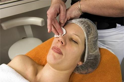 het hon trao luu duong da trang min bang nuoc tieu tuoi buoi sang - 2