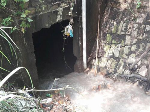 nguoi me ngoi bat dong tren mieng cong mong phep mau den voi con 8 tuoi bi nuoc cuon troi - 10