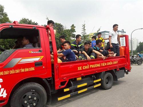nguoi me ngoi bat dong tren mieng cong mong phep mau den voi con 8 tuoi bi nuoc cuon troi - 12