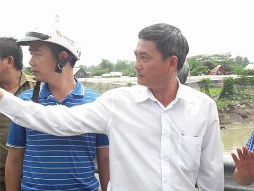 nguoi me ngoi bat dong tren mieng cong mong phep mau den voi con 8 tuoi bi nuoc cuon troi - 13