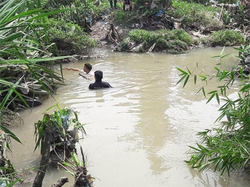 nguoi me ngoi bat dong tren mieng cong mong phep mau den voi con 8 tuoi bi nuoc cuon troi - 14