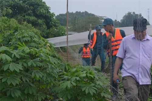 nguoi me ngoi bat dong tren mieng cong mong phep mau den voi con 8 tuoi bi nuoc cuon troi - 2