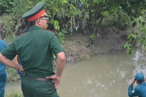 nguoi me ngoi bat dong tren mieng cong mong phep mau den voi con 8 tuoi bi nuoc cuon troi - 3