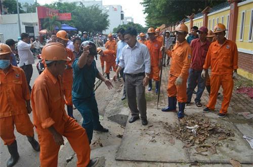 nguoi me ngoi bat dong tren mieng cong mong phep mau den voi con 8 tuoi bi nuoc cuon troi - 4