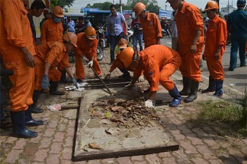 nguoi me ngoi bat dong tren mieng cong mong phep mau den voi con 8 tuoi bi nuoc cuon troi - 5