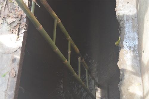 nguoi me ngoi bat dong tren mieng cong mong phep mau den voi con 8 tuoi bi nuoc cuon troi - 7