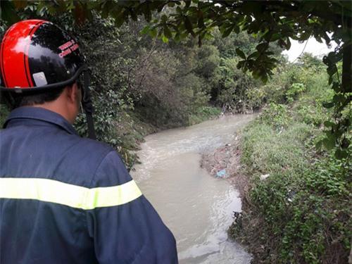 nguoi me ngoi bat dong tren mieng cong mong phep mau den voi con 8 tuoi bi nuoc cuon troi - 9