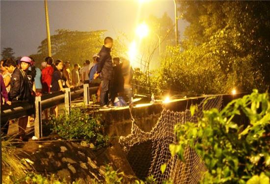 bé trai, mưa lũ, nước cuốn trôi, cống thoát nước, dĩ an, Bình Dương