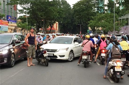 Ông Tây chặn ô tô chạy ngược chiều ở trung tâm Sài Gòn - Ảnh 1.