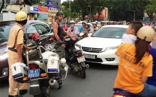 Ông Tây chặn ô tô chạy ngược chiều ở trung tâm Sài Gòn - Ảnh 2.