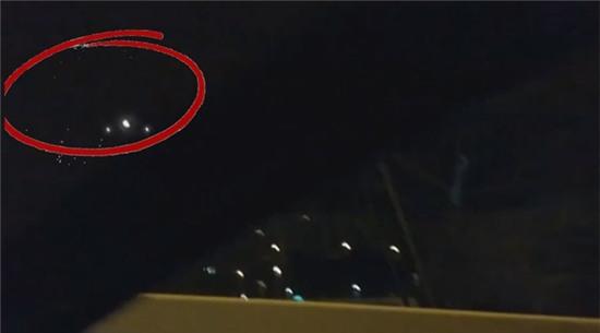 Chộp được 1 hạm đội UFO cháy sáng trên bầu trời châu Âu? - Ảnh 1.