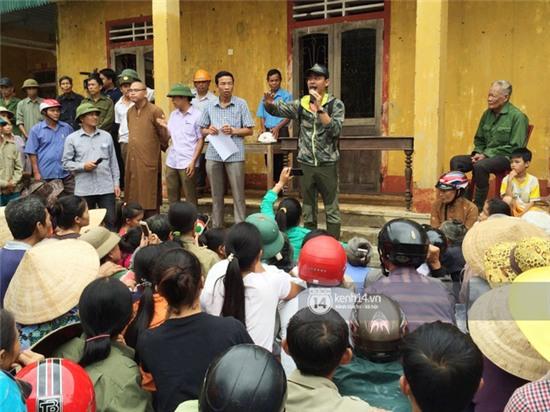 Đâu chỉ cứu trợ, nhân ngày 20/10 Phan Anh còn bỏ tiền túi ra mua hoa và quà tặng chị em vùng rốn lũ - Ảnh 5.