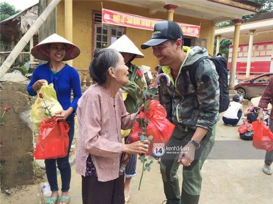 Đâu chỉ cứu trợ, nhân ngày 20/10 Phan Anh còn bỏ tiền túi ra mua hoa và quà tặng chị em vùng rốn lũ - Ảnh 7.