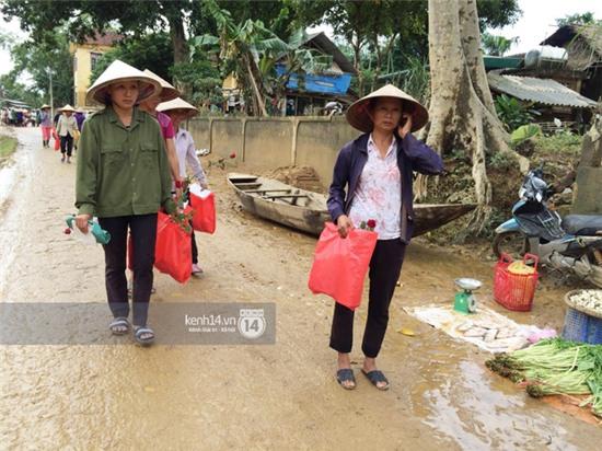 Đâu chỉ cứu trợ, nhân ngày 20/10 Phan Anh còn bỏ tiền túi ra mua hoa và quà tặng chị em vùng rốn lũ - Ảnh 8.