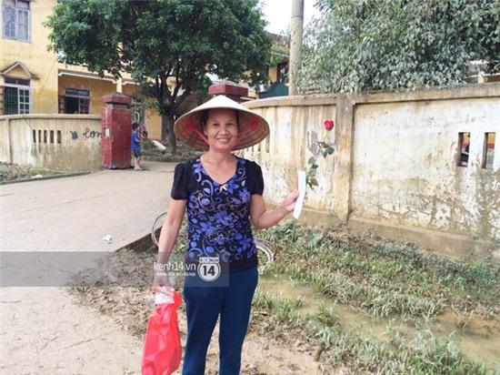 Đâu chỉ cứu trợ, nhân ngày 20/10 Phan Anh còn bỏ tiền túi ra mua hoa và quà tặng chị em vùng rốn lũ - Ảnh 9.