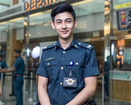 Chang canh sat noi tieng mang nho anh chup len dep trai hinh anh 2