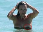 Kate Moss lại lộ ngực trên biển
