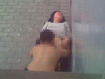 Sốc với đôi thanh niên làm... 