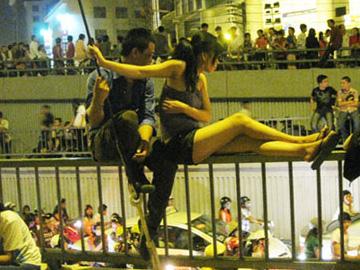 Những bạn trẻ giỡn mặt 'tử thần' đêm giao thừa 2013