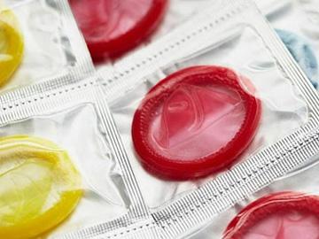 Học sinh được thầy giáo tặng... bao cao su