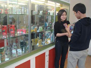 Cô chủ 8X tốt nghiệp đại học bán... bao cao su