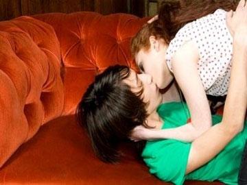 Teen “quan hệ” sớm: Ai cũng biết, chỉ phụ huynh… không biết