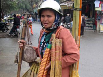 Người mẹ mù lòa bán chổi nuôi con đỗ ĐH Ngoại thương