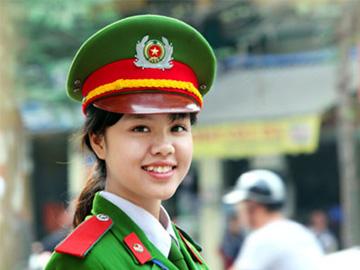 Bắt gặp hotgirl cảnh sát điều tiết giao thông