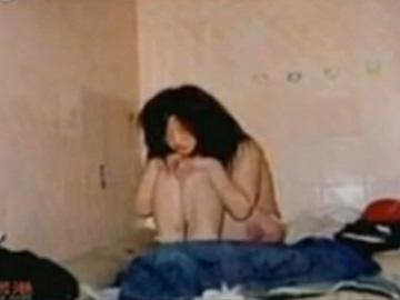 Ép bạn gái mặc quần lót sắt có khóa để đề phòng ngoại tình