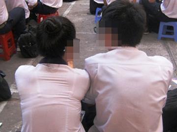 Teen quá “tự nhiên” với bạn khác giới, cha mẹ hoảng