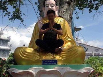 Phẫn nộ nam thanh niên ngồi lên tượng Phật