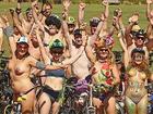 Đạp xe nude gây choáng váng tại Úc
