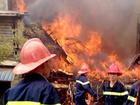 Cháy xưởng gỗ lớn ở phố Âu Cơ, 10 xe cứu hỏa dập lửa