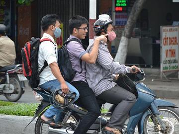 Teen Đà Nẵng vô tư đầu trần, kẹp 3 phóng xe máy